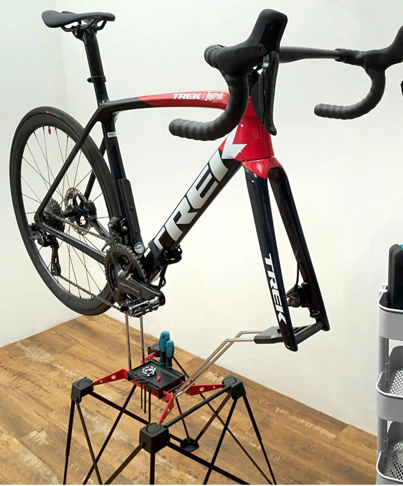 iWA1 PRO - Bike display and maintenance rack with pop up stand