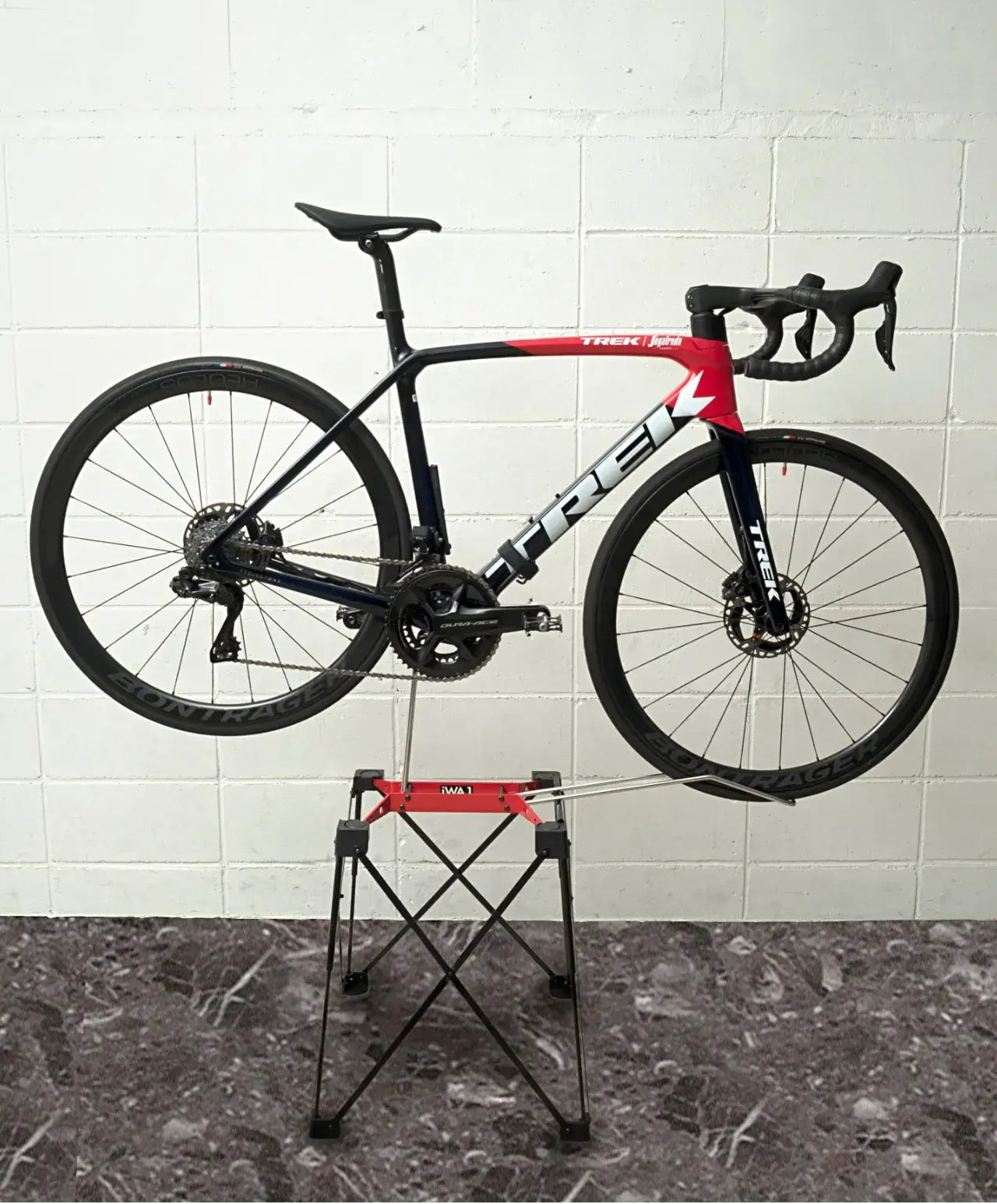 iWA1 PRO - Bike display and maintenance rack with pop up stand